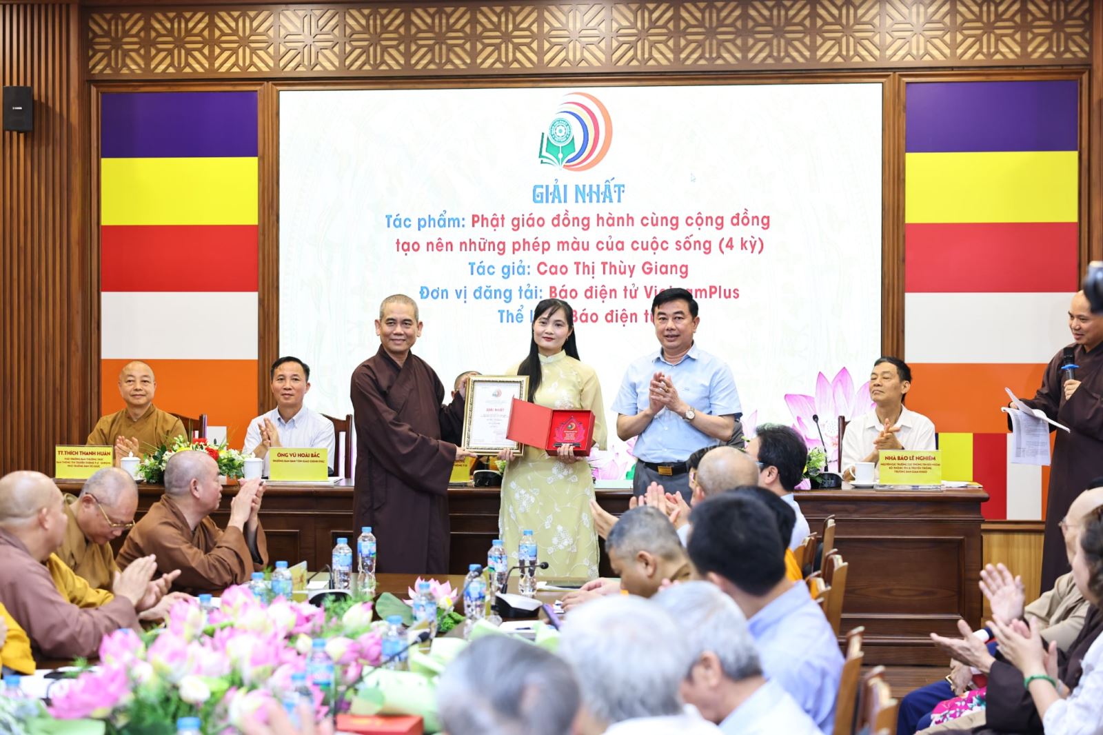 Ban Tổ chức trao giải Nhất thể loại báo điện tử cho nhà báo Cao Thị Thùy Giang (Báo điện tử VietnamPlus - TTXVN) với tác phẩm 